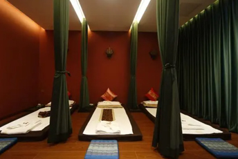 广东泰式按摩的被动瑜伽：当身体被折叠成诗